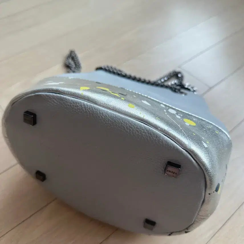 [BUNJANG] TOM GREYHOUND x DECKE Leather Bucket Bag / [1회착용.정가50] 톰그레이하운드x덱케 콜라보 레더 버킷백 한섬