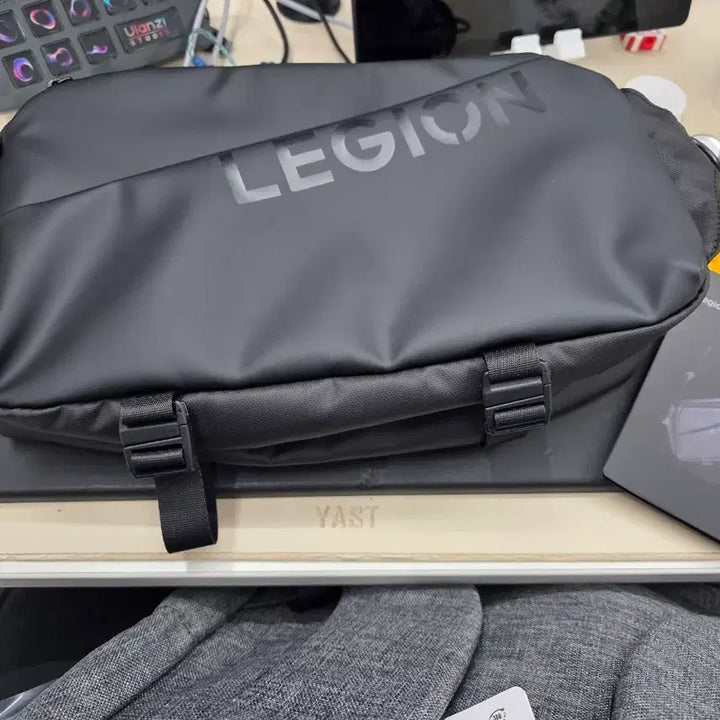 [BUNJANG] Lenovo Legion Sling Bag / 미개봉 택포)레노버 리전 슬링백 판매합니다