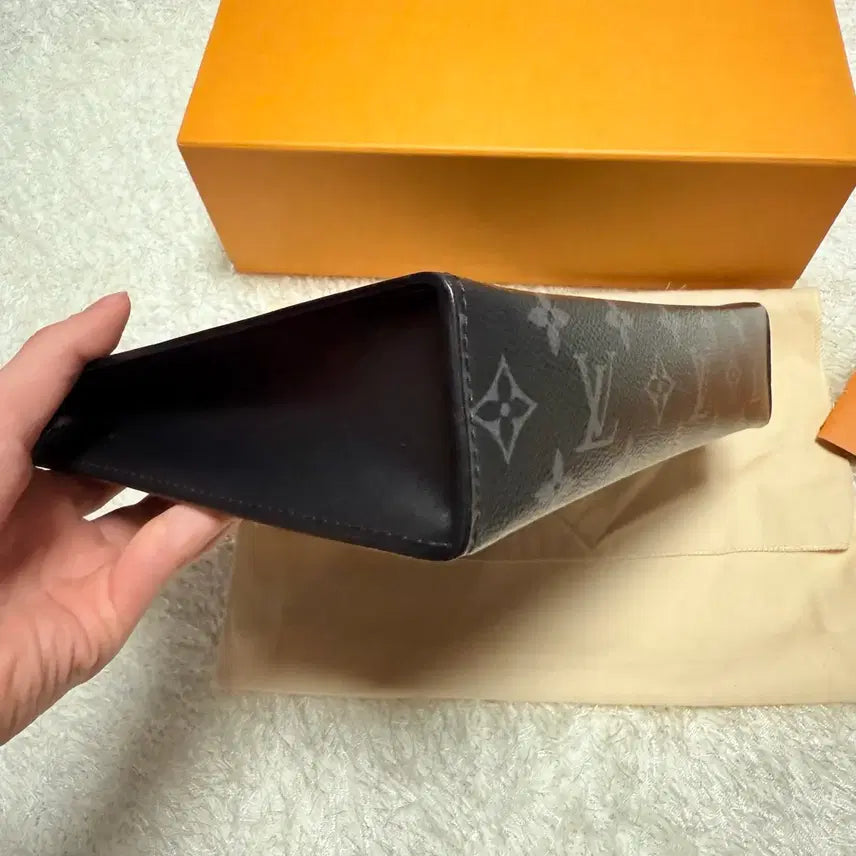 [BUNJANG] Louis Vuitton Eclipse Pochette Voyage Clutch Bag / [새상품급] 루이비통 이클립스 포쉐트 보야주 클러치백