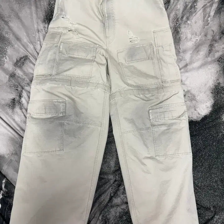 [BUNJANG] Balenciaga Distressed Ripstop Cargo Pants / 발렌시아가 디스트로이드 립스탑 카고팬츠 (46 size)