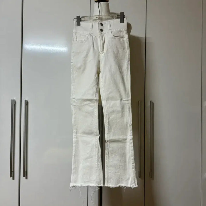[BUNJANG] Banding Two-Button White Denim Pants / 밴딩 투버튼 부츠컷 화이트 데님 팬츠 s