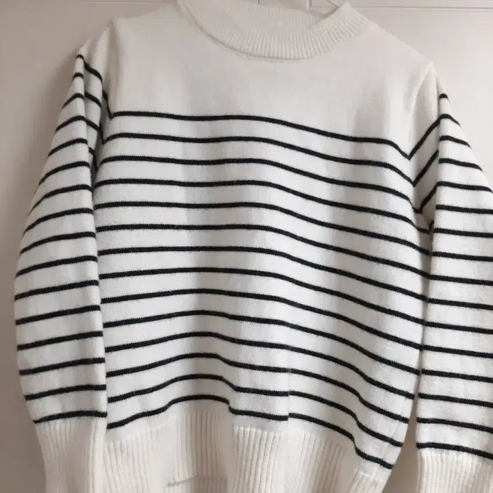 [BUNJANG] White Stripe Knit Sweater / 흰색 스트라이프 니트 스웨터 f