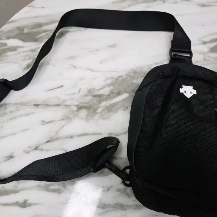[BUNJANG] Descente Mini Bag / 남녀공용 데쌍트 미니백