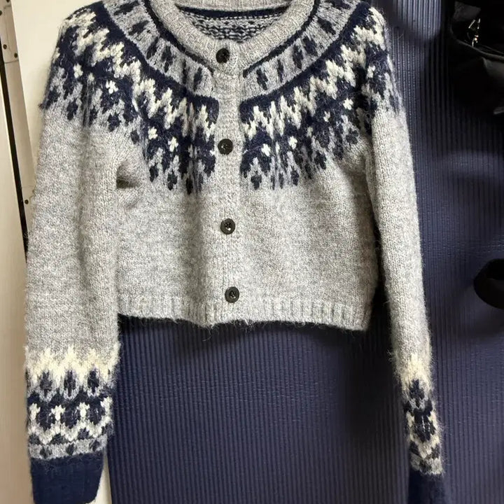 [BUNJANG] H Room Nordic Semi-Crop Cardigan / 에이치룸 노르딕 세미크롭 가디건 새상품