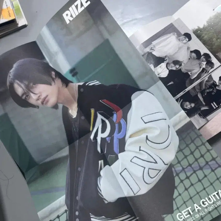 라이즈 Get A Guitar 앨범 + 포카 포스터