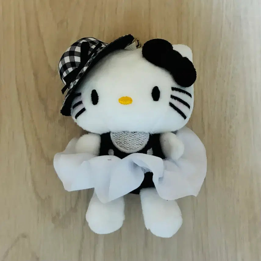 [BUNJANG] Hello Kitty Doll Keyring (Black/White) / 헬로키티 인형 키링 블랙/화이트