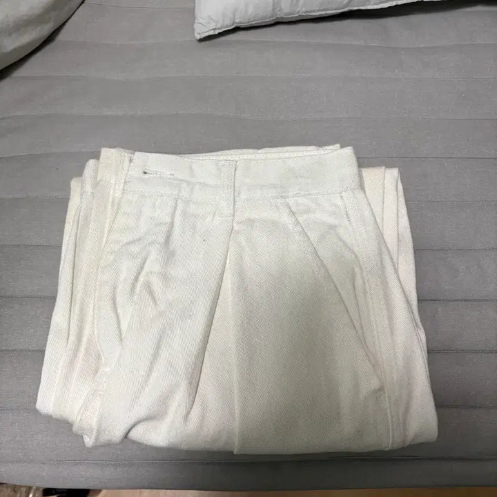 [BUNJANG] Bisslow One Tuck Ivory Jeans / 28 비슬로우 원턱 아이보린 진