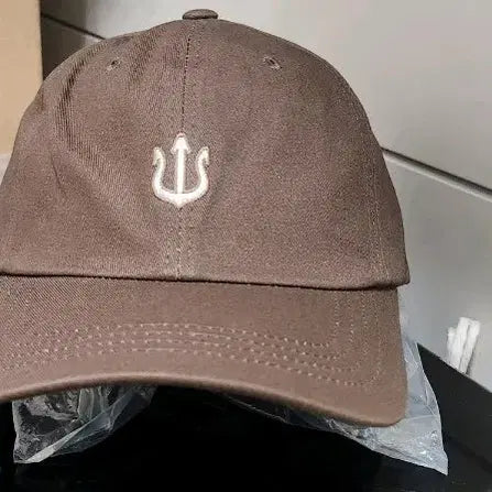 [BUNJANG] Brown Embroidered Ball Cap / 브라운 삼지창 자수 볼캡 모자