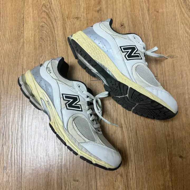 [BUNJANG] New Balance x Thisisneverthat 2002R White / 뉴발란스 x 디스이즈네버댓 2002R 화이트 285