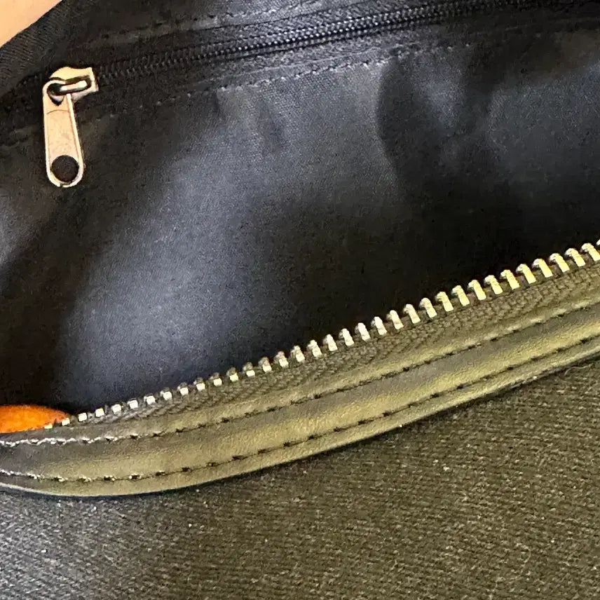 [BUNJANG] Kellys Guess Upcycling Silver Logo Cushion Bag / 켈리즈 게스 업사이클링 은장 로고 쿠션백