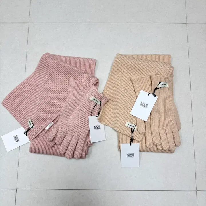 [BUNJANG] Marithe Scarf and Glove Set (Pink/Beige) / 마리떼 목도리/장갑 세트 (핑크/베이지)