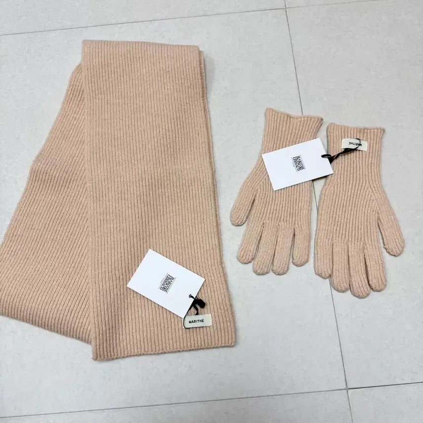 [BUNJANG] Marithe Scarf and Glove Set (Pink/Beige) / 마리떼 목도리/장갑 세트 (핑크/베이지)
