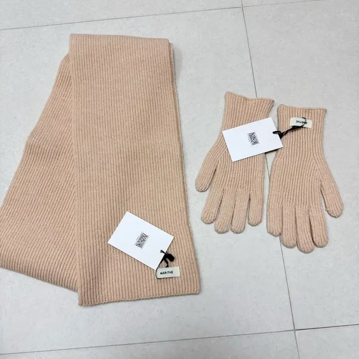 [BUNJANG] Marithe Scarf and Glove Set (Pink/Beige) / 마리떼 목도리/장갑 세트 (핑크/베이지)