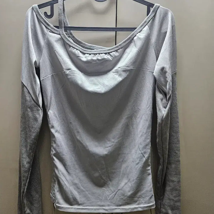 [SOLD OUT] 회색 컷아웃 원 숄더 긴팔 티셔츠