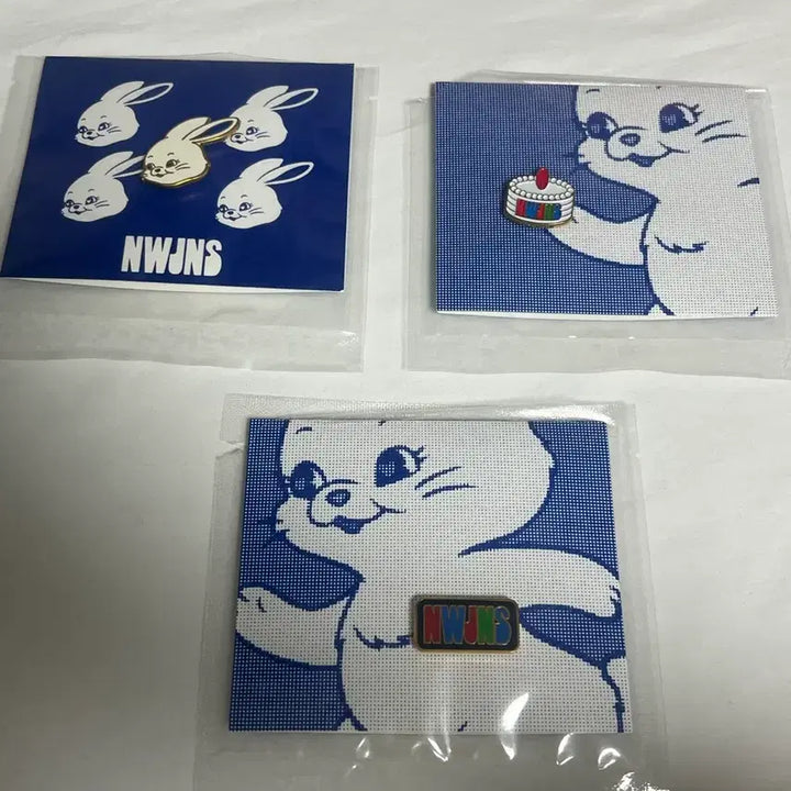 [BUNJANG] NewJeans The Hyundai Pop-Up Bundle Set Pin Badge / 뉴진스 더현대 팝업 핀 뱃지 3종 일괄