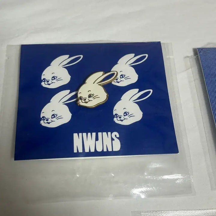 [BUNJANG] NewJeans The Hyundai Pop-Up Bundle Set Pin Badge / 뉴진스 더현대 팝업 핀 뱃지 3종 일괄