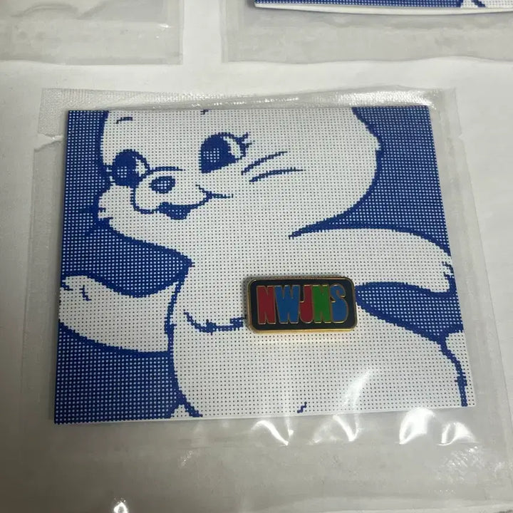 [BUNJANG] NewJeans The Hyundai Pop-Up Bundle Set Pin Badge / 뉴진스 더현대 팝업 핀 뱃지 3종 일괄