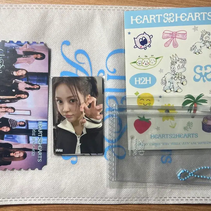 [BUNJANG] Hearts2Hearts Debut Showcase Bundle Set / 하츠투하츠 데뷔 쇼케이스 입장 선물 (응원봉 제외)