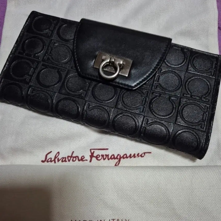 [BUNJANG] Ferragamo Embossed Gancini Leather Long Wallet / 페라가모 핸드폰 수납가능 엠보스드 간치니버클 패턴레더 장지갑