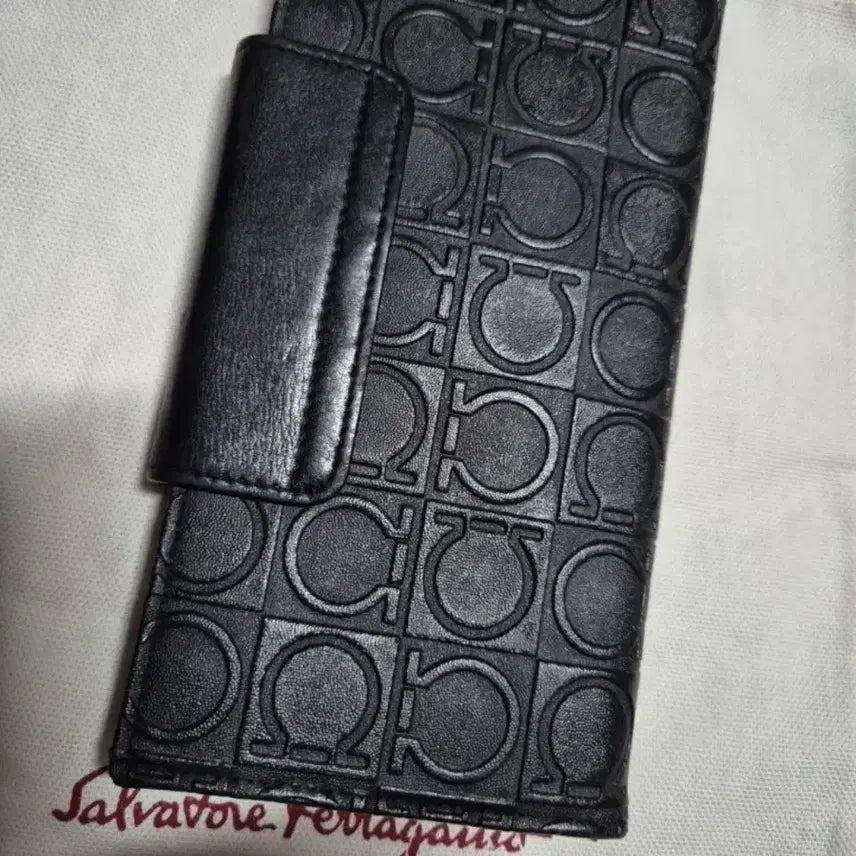 [BUNJANG] Ferragamo Embossed Gancini Leather Long Wallet / 페라가모 핸드폰 수납가능 엠보스드 간치니버클 패턴레더 장지갑