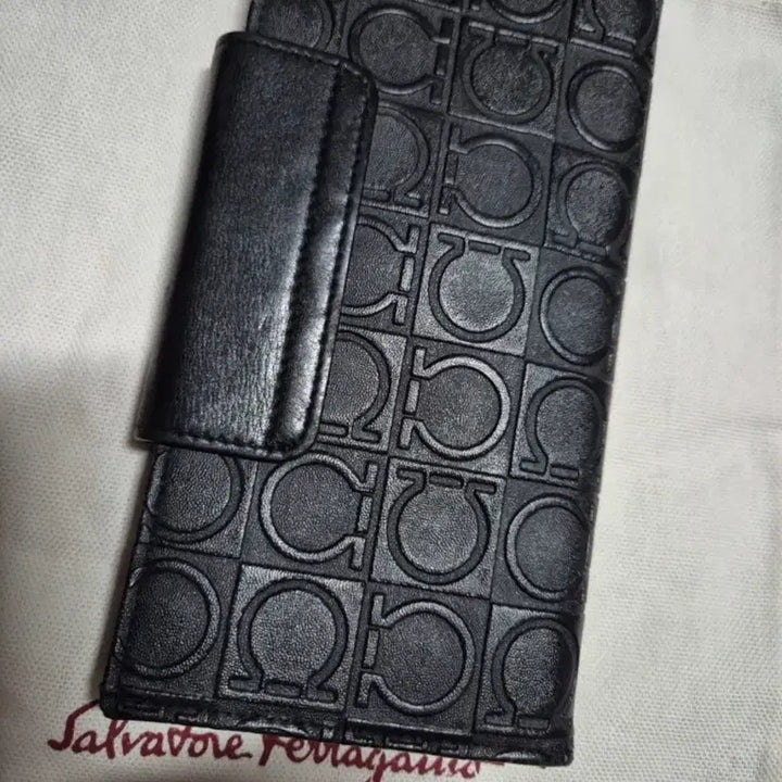 [BUNJANG] Ferragamo Embossed Gancini Leather Long Wallet / 페라가모 핸드폰 수납가능 엠보스드 간치니버클 패턴레더 장지갑