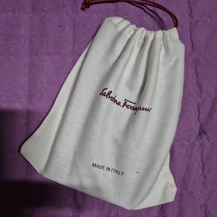 [BUNJANG] Ferragamo Embossed Gancini Leather Long Wallet / 페라가모 핸드폰 수납가능 엠보스드 간치니버클 패턴레더 장지갑