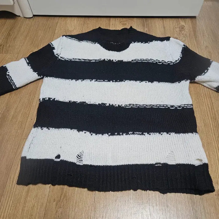 [BUNJANG] Black White Stripe Knit Top / 블랙 화이트 스트라이프 데미지 니트 (원피스 가능)