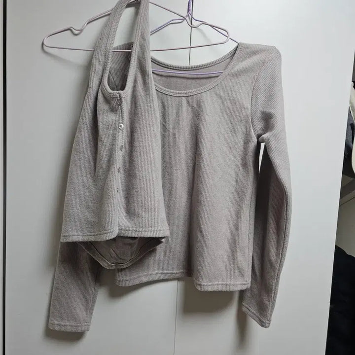 [BUNJANG] Knitted Long Sleeve Top and Button Sleeveless Set / 골지 니트 긴팔 + 단추 슬리브리스 세트