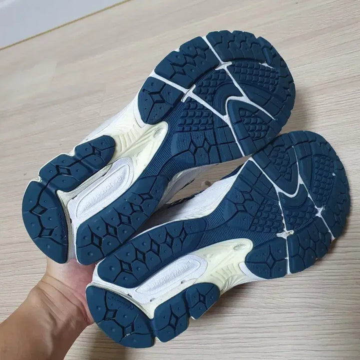 [BUNJANG] New Balance 2002R Sneakers 230 / 뉴발란스 2002R 운동화 230