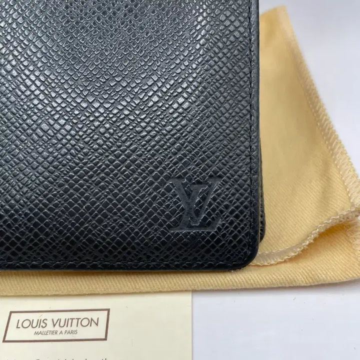 [BUNJANG] Louis Vuitton Taiga Multiple Wallet Black / 루이비통 타이가 멀티플 월릿 반지갑 블랙