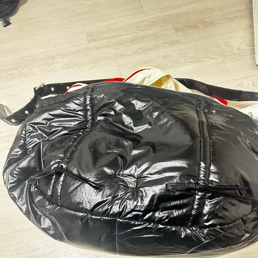 [BUNJANG] Diadora Glossy Crossbody Bag / 디아도라 글로시 크로스백