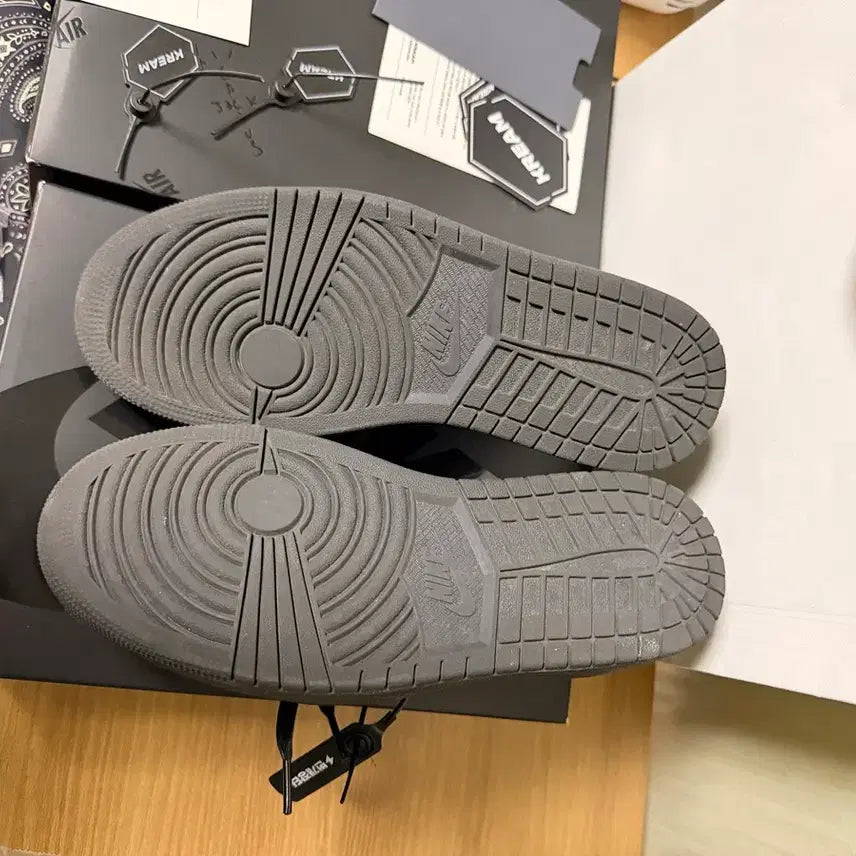 [BUNJANG] Nike Jordan 1 Travis Scott Low Black Sneakers / 조던1 트래비스 스캇 로우 블랙 255