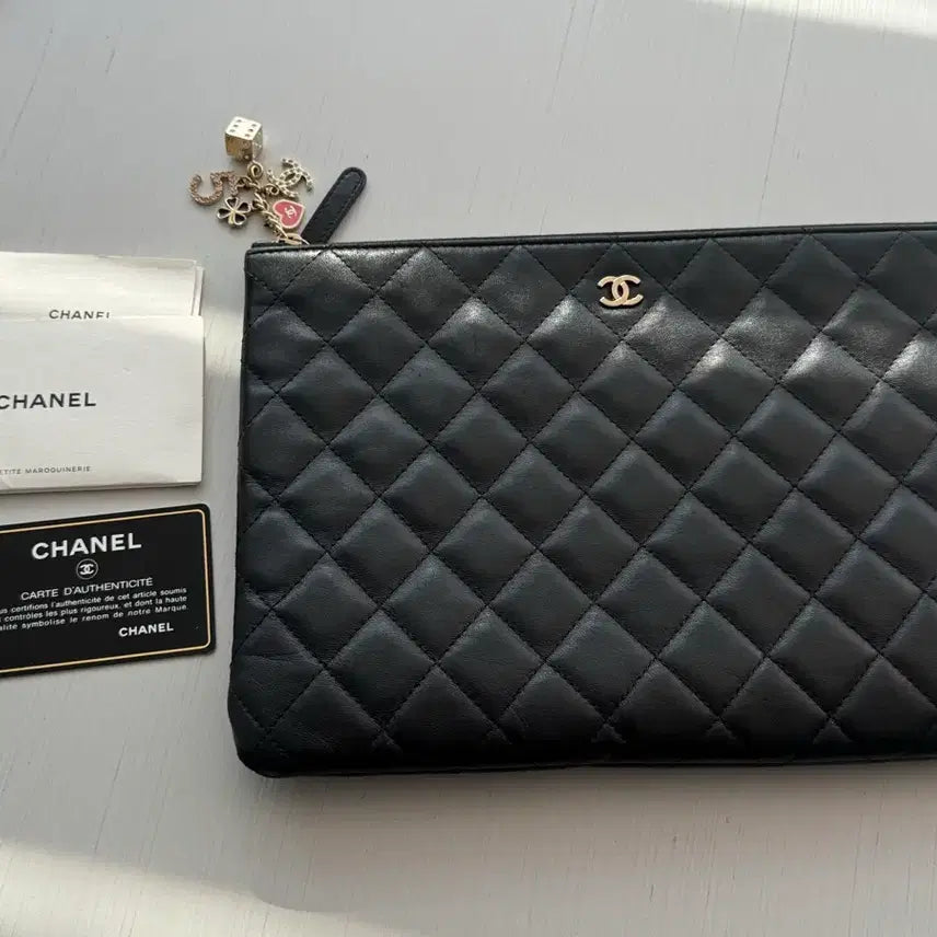 [BUNJANG] Chanel Quilted Clutch with Charm / 샤넬 퀼팅 클러치. 참장식 달려있어요