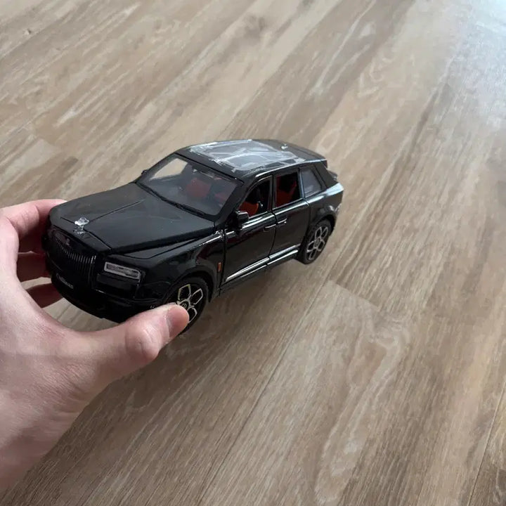[BUNJANG] Rolls-Royce Cullinan 1:20 Diecast Model Car / 롤스로이스 칼리넌 1:20 다이캐스트 모형자동차