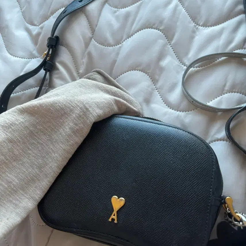 [BUNJANG] AMI Heart Logo Black Crossbody Bag / 아미 하트 로고 카메라백 블랙크로스백정품