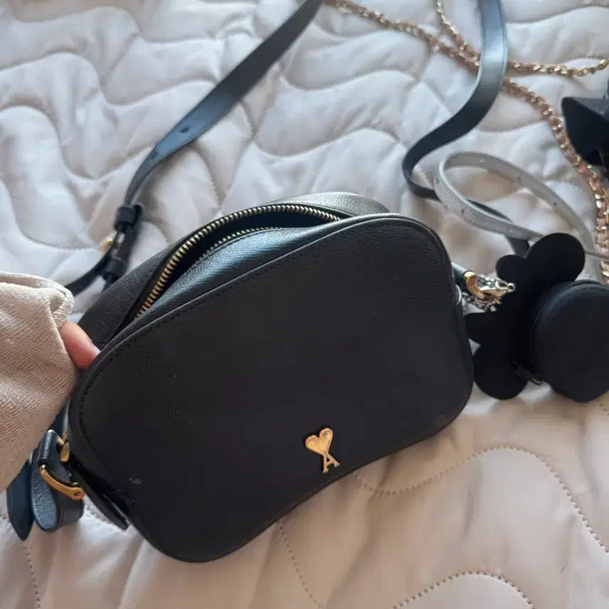 [BUNJANG] AMI Heart Logo Black Crossbody Bag / 아미 하트 로고 카메라백 블랙크로스백정품