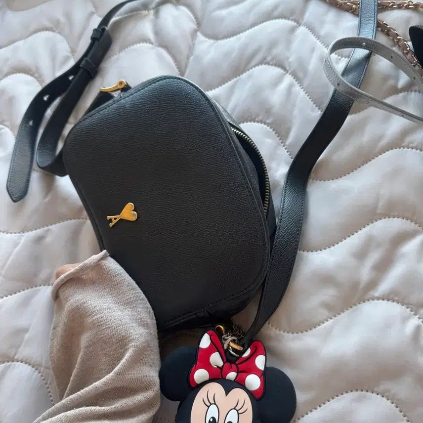 [BUNJANG] AMI Heart Logo Black Crossbody Bag / 아미 하트 로고 카메라백 블랙크로스백정품