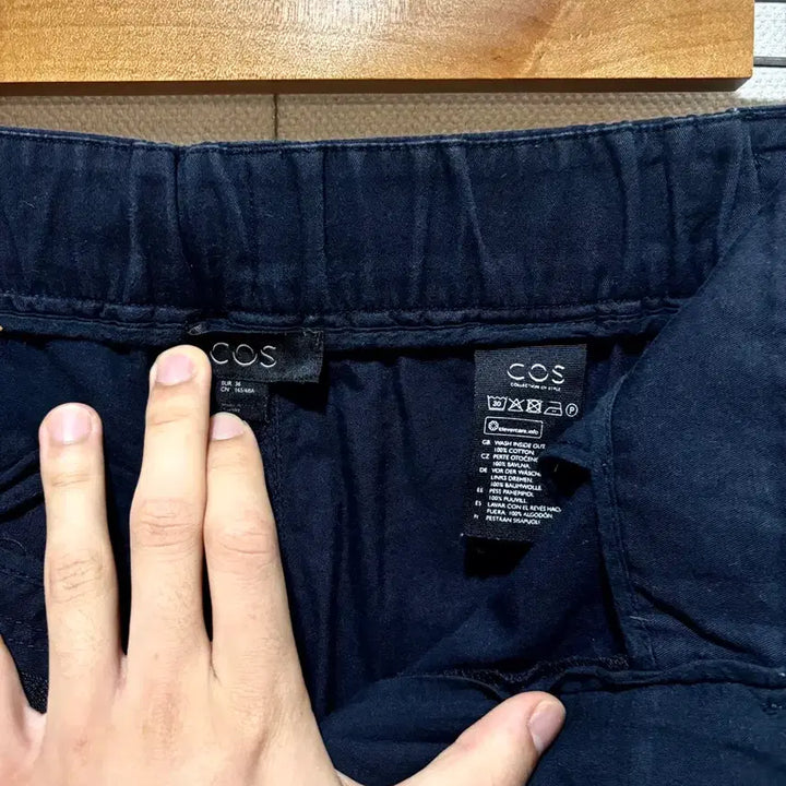 [BUNJANG] COS One-Tuck Pleated Semi-Balloon Cotton Pants Navy / 택포/S급/M) COS 원턱 플리츠 세미 벌룬 코튼 팬츠 네이비