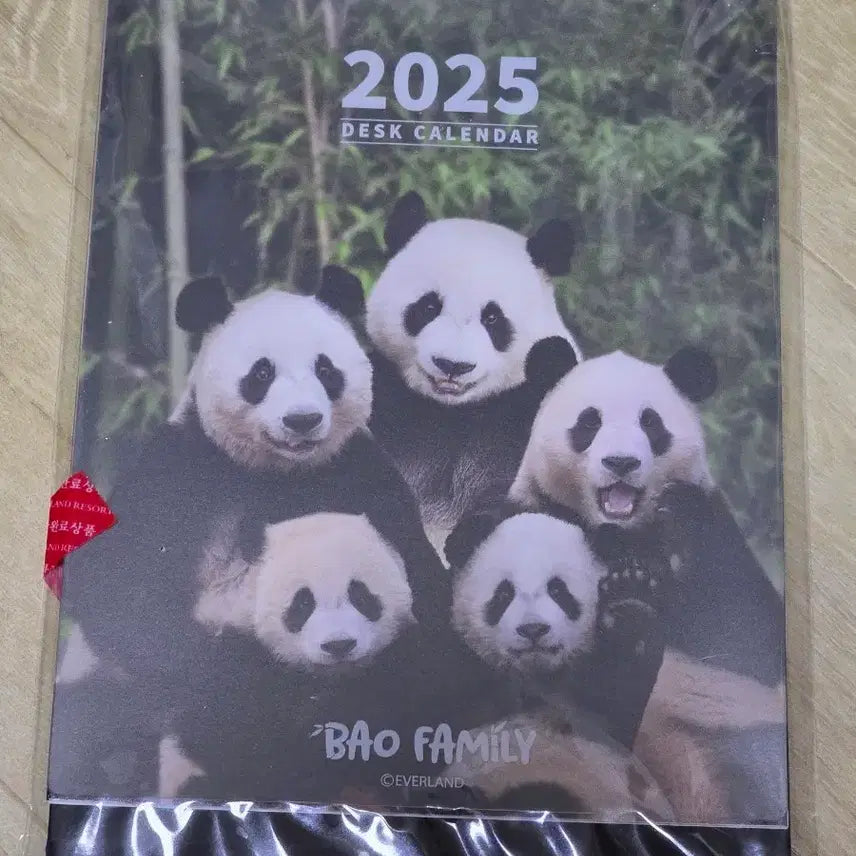[BUNJANG] Everland Bao Family 2025 Desk Calendar / 에버랜드 2025 바오패밀리 탁상 달력