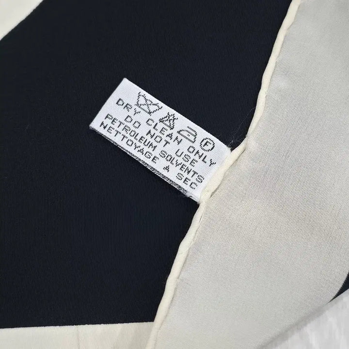 [SOLD OUT] 샤넬 까멜리아 블랙 화이트 실크스카프