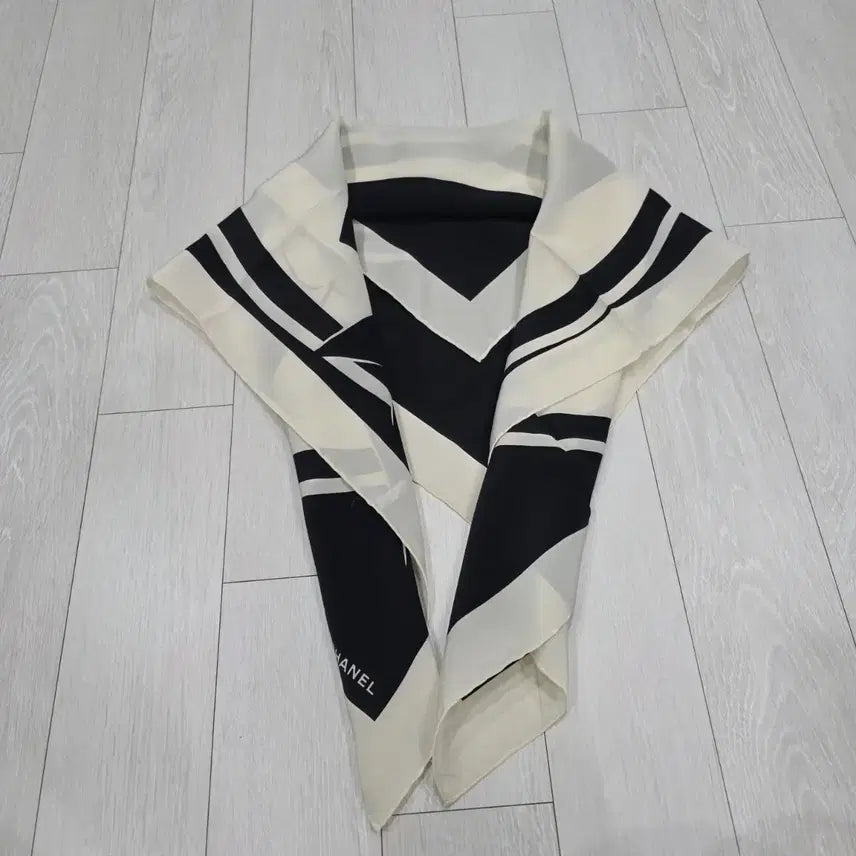 [SOLD OUT] 샤넬 까멜리아 블랙 화이트 실크스카프