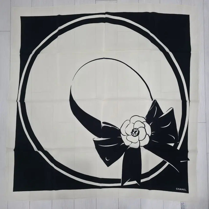[SOLD OUT] 샤넬 까멜리아 블랙 화이트 실크스카프