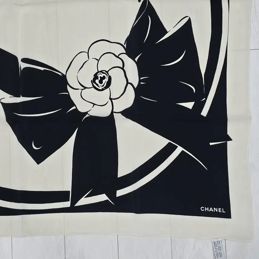 [SOLD OUT] 샤넬 까멜리아 블랙 화이트 실크스카프