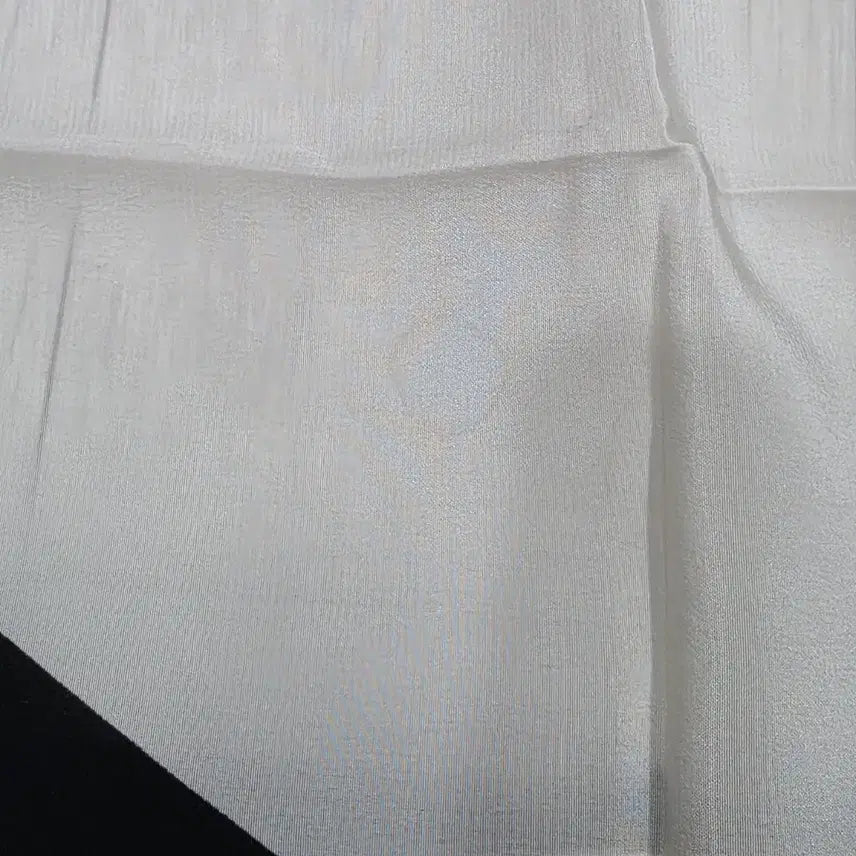 [SOLD OUT] 샤넬 까멜리아 블랙 화이트 실크스카프