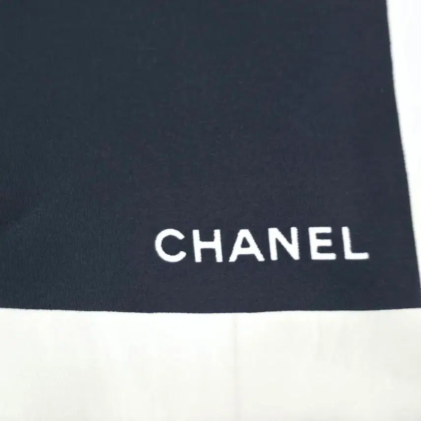 [SOLD OUT] 샤넬 까멜리아 블랙 화이트 실크스카프