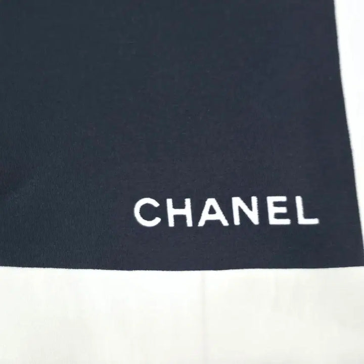 [SOLD OUT] 샤넬 까멜리아 블랙 화이트 실크스카프