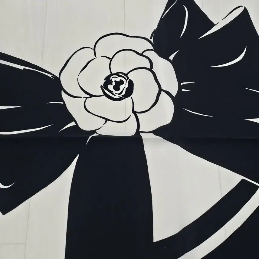 [SOLD OUT] 샤넬 까멜리아 블랙 화이트 실크스카프
