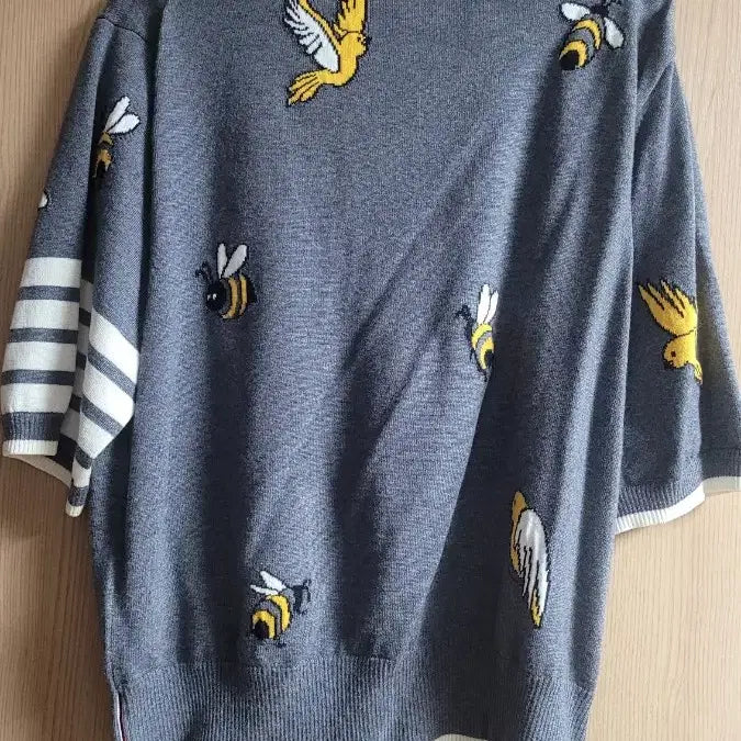 [BUNJANG] Thom Browne Bee Knit Top / 톰브라운 꿀벌 니트 반팔