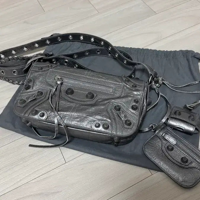 [BUNJANG] OS Le Cagole XS Silver Flap Bag / [OS] 발렌시아가 르 카골 플랩백  (크로스백) XS 실버 글레이