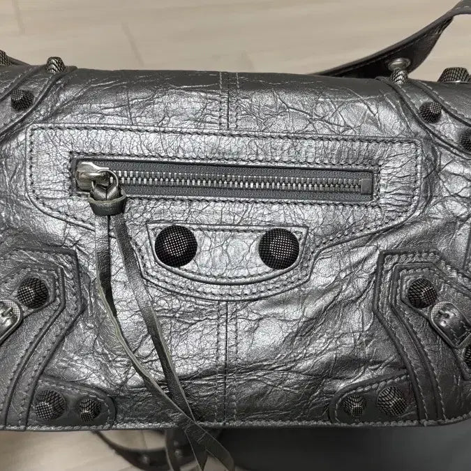 [BUNJANG] OS Le Cagole XS Silver Flap Bag / [OS] 발렌시아가 르 카골 플랩백  (크로스백) XS 실버 글레이